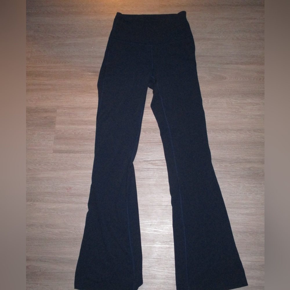 Navy blue Lululemon Groove Super-High-Rise Flared
Pant Nulu *Regular
